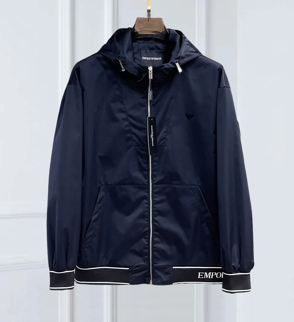 Armani official website Same Style, complete with three labels, on sale in advance. 2026 Autumn and Winter New Arrival men's jacket, Original with complete three labels, Premium version. Custom-made fabrics at the counter. Breathable, high comfort, impeccable details, brand element design concept, reflecting high quality. It feels delicate and soft, presents a casual cut, and has a great upper body shape. Sizes: M～3XL,